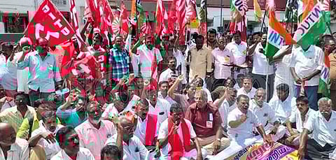 தஞ்சாவூர் தலைமை அஞ்சலகம் முன் சாலை மறியல் போராட்டத்தில் ஈடுபட்ட தொழிற்சங்கத்தினர்.