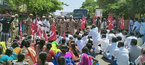 தொண்டியில் தொழிற்சங்கங்கள் சார்பில் சாலை மறியல் போராட்டம்: பெண்கள் உள்பட 100-க்கும் மேற்பட்டோர் கைது