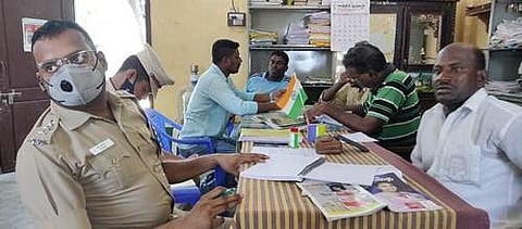 விசாரணை மேற்கொண்டுள்ள காவல்துறையினர்.