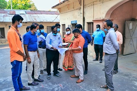 வேலூா் அண்ணா கலையரங்கில் ஆய்வு மேற்கொண்ட செய்தி மக்கள் தொடா்பு துறை துணைச் செயலா் வீ.ப.ஜெயசீலன்.