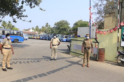 வேலூா் அரசு போக்குவரத்துக் கழக பணிமனை முன்பு பாதுகாப்புப் பணியில் ஈடுபட்டிருந்த போலீஸாா்.