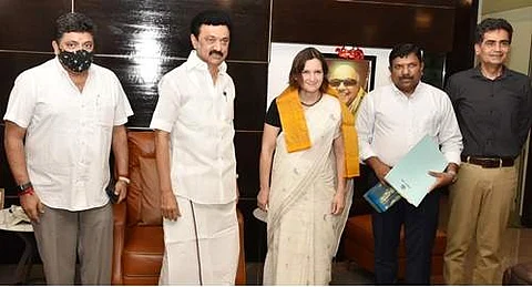 முதல்வரின் பொருளாதார ஆலோசனைக்குழு உறுப்பினர் பேராசிரியர் எஸ்தர் டப்லோ முதல்வருடன் சந்திப்பு