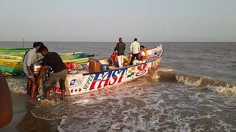 கோடியக்கரையில் இருந்து மாலையில் புறப்பட்ட படகு
