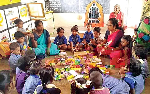 குழந்தைகளை வரவழைத்த பள்ளி..!