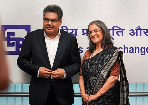 செபி தலைவா் மாதபி ராஜிநாமா செய்ய வலியுறுத்தி பணியாளா்கள் போராட்டம்