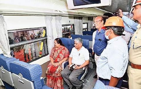 ஐ.சி.எஃப். சார்பில், இலங்கை ரயில்வேக்கு தயாரிக்கப்பட்ட சொகுசு விரைவு ரயில் பெட்டிகளின் 15-ஆவது தொகுப்பைப் பார்வையிட்ட ரயில்வே இணை அமைச்சர் தர்சனா ஜர்தோஷ்.