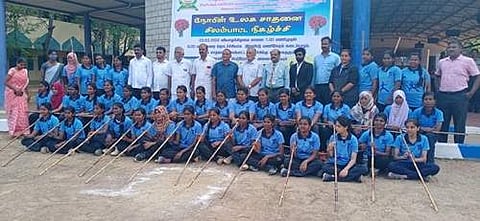 இளையான்குடி டாக்டர் சாகீர் உசேன் கல்லூரியில் தொடர்ந்து இடைவிடாமல் இரண்டு மணி நேரம் சிலம்பம் சுற்றி சாதனை படைத்த மாணவிகளோடு கல்லூரி நிர்வாகிகள்.