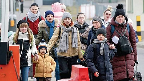 உக்ரைனிலிருந்து இதுவரை 8.74 லட்சம் போ் வெளியேறினா்