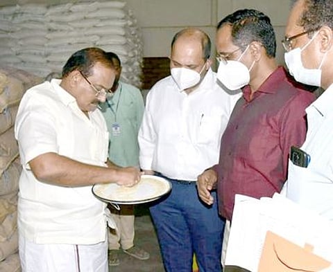 1,000 குடும்ப அட்டைகளுக்கு மேல் உள்ள 5 ஆயிரம் ரேஷன் கடைகளைப் பிரிக்கத் திட்டம்
