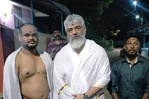 கூட்டத்தை தவிர்க்க அதிகாலையில் சாமி தரிசனம் செய்த அஜித்: வைரலாகும் புகைப்படம்