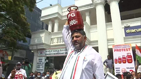 எரிபொருள் விலை உயர்வு: கர்நாடகத்தில் காங்கிரஸ் கட்சியினர் போராட்டம்