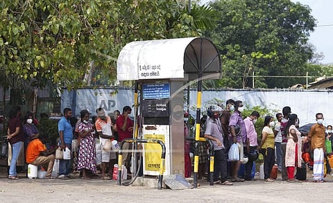 இலங்கையில் நீண்ட வரிசையில் காத்திருக்கும் மக்கள்