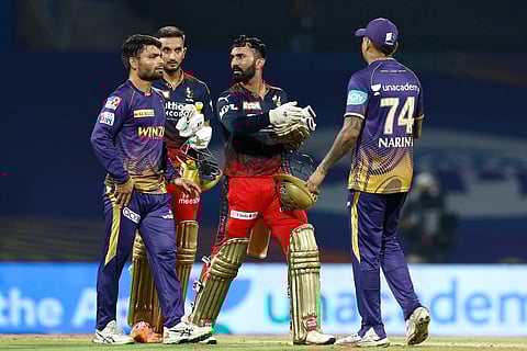 ஏறக்குறைய தோனி: தினேஷ் கார்த்திக்கைப் பாராட்டும் ஆர்சிபி கேப்டன்