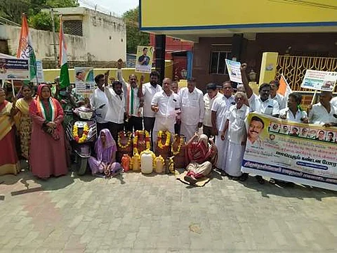 பெட்ரோல், டீசல் விலை உயர்வை எதிர்த்து நெல்லை மாநகர் மாவட்ட காங்கிரஸ் சார்பில் வியாழக்கிழமை ஆர்ப்பாட்டம் நடைபெற்றது.