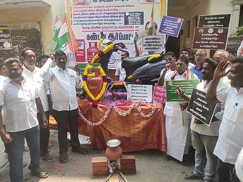 புதுச்சேரியில் விலைவாசி உயர்வைக் கண்டித்து முன்னாள் முதல்வர் வே.நாராயணசாமி தலைமையில் காங்கிரஸார் ஆர்ப்பாட்டம்