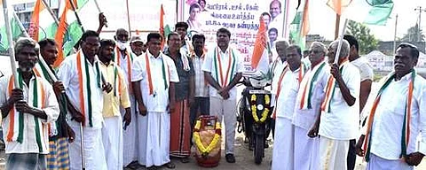 பெட்ரோல், டீசல் விலையை உயர்த்தி வரும் மத்திய அரசை கண்டித்து சங்ககிரியை அடுத்த கொங்கணாபுரம்பிரிவு சாலை பகுதியில் சேலம் மேற்கு மாவட்டத்தலைவர் சி.எஸ்.ஜெயக்குமார் தலைமையில் நடைபெற்ற ஆர்ப்பாட்டம்.