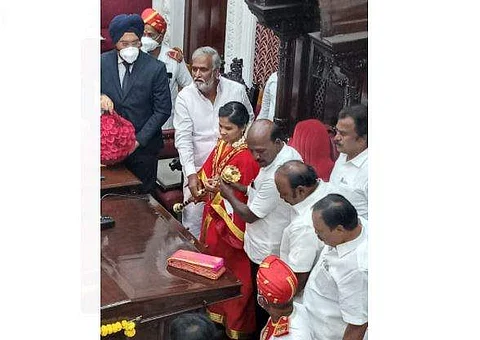 சென்னை மேயராக ஆர். பிரியா பதவியேற்பு; செங்கோலை வழங்கிய அமைச்சர்கள்!