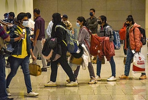 தில்லி விமான நிலையத்தில் அலைமோதும் மக்கள்