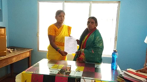 கெங்கவல்லி பேரூராட்சி தலைவர் லோகாம்பாளுக்கு வெற்றிச் சான்றிதழ் வழங்கும் செயல் அலுவலர் ராணி.
