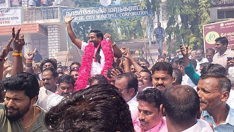 மேயராக வெற்றி பெற்ற மகேஷுக்கு வாழ்தது தெரிவிக்கும் திமுக தொண்டர்கள்