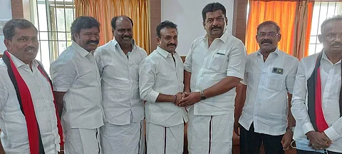 ஓசூர் மேயராக தேர்வு செய்யப்பட்ட எஸ்.ஏ.சத்யாவிற்கு மாவட்ட செயலாளர் ஓசூர் எம்எல்ஏ ஒய். பிரகாஷ் வாழ்த்து தெரிவித்தார்
