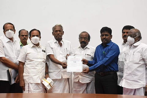 சேலம் மாநகராட்சி மேயராக போட்டியின்றி தேர்வு செய்யப்பட்ட ஏ.ராமச்சந்திரனுக்கு சான்றிதழ் வழங்கும் மாநகராட்சி ஆணையர் தா. கிறிஸ்துராஜ். மத்திய மாவட்ட செயலரும் எம் எல் ஏ ஆர்.ராஜேந்திரன்.