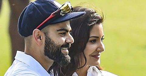 மைதானத்தில் விராட் கோலியுடன் இணைந்த அனுஷ்கா சர்மா (படங்கள்)