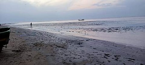 வேதாரண்யம், கோடியக்கரையில் உள்வாங்கி காணப்படும் கடல்