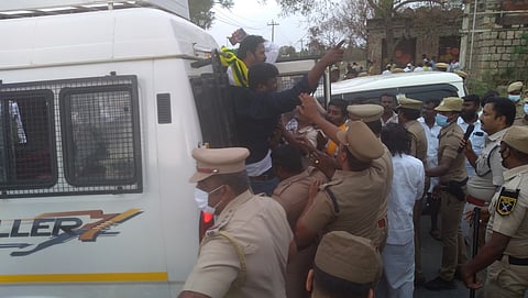 தும்பைப்பட்டியில் ஞாயிற்றுக்கிழமை கைது செய்யப்பட்ட மூவேந்தா் முன்னணிக் கழக தலைவா் ஸ்ரீதா்வாண்டையாரை வேனில் ஏற்றிய போலீஸாா்.