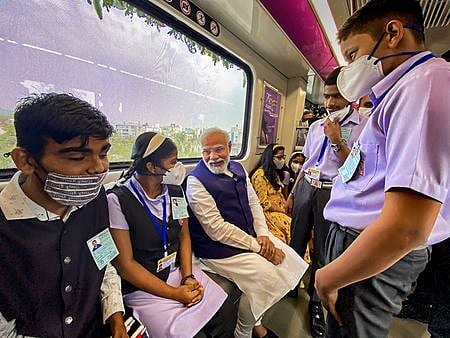புணையில் மெட்ரோ ரயில் சேவையைத் தொடக்கிவைத்து அதில் பயணம் செய்தபோது மாணவா்களுடன் உரையாடிய பிரதமா் மோடி.