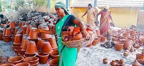 மானாமதுரையில் குலாலர் தெருவில் உள்ள தொழில் கூடத்தில் சூளையில் வேக வைத்த மண்பாண்டப் பொருள்களை பிரித்தெடுக்கும் பணியில் ஈடுபட்டுள்ள பெண்கள்