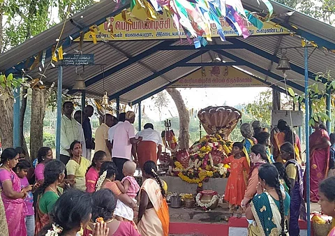 இடையப்பட்டி பெரியாண்டிச்சி அம்மன் கோவிலில் செவ்வாய்க்கிழமை நடைபெற்ற, குலதெய்வ வழிபாடு.