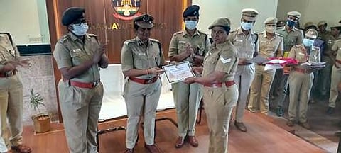 விழாவில் பெண் காவலருக்கு ஓட்டுநர் உரிமம் வழங்கப்பட்டது. தொடர்ந்து சான்றிதழ் வழங்குகிறார் தஞ்சாவூர் சரக காவல் துணை தலைவர் ஏ. கயல்விழி.