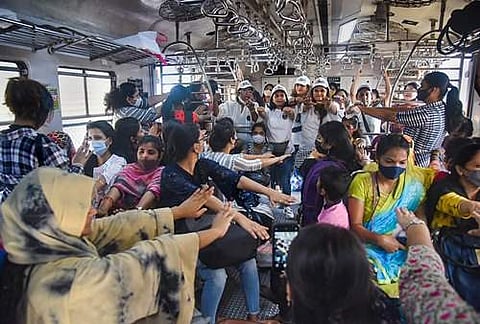 ரயிலில் யோகா செய்து மகளிர் தினத்தைக் கொண்டாடிய பெண்கள்