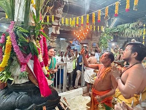 கழுகுமலை கழுகாசலமூர்த்தி கோயிலில் பங்குனி உத்திரத் திருவிழா கொடியேற்றத்தைத் தொடர்ந்து நடைபெற்ற சிறப்பு பூஜை.