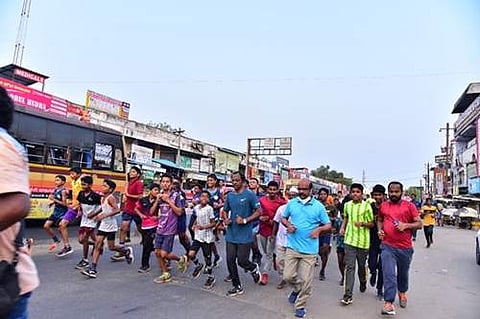 திருச்சி மாரத்தான்: ஆட்சியர், மாணவ, மாணவிகள் பங்கேற்பு