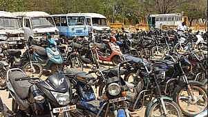 ஏலம் விடுவதற்காக நிறுத்தி வைக்கப்பட்டிருந்த வாகனங்கள்.