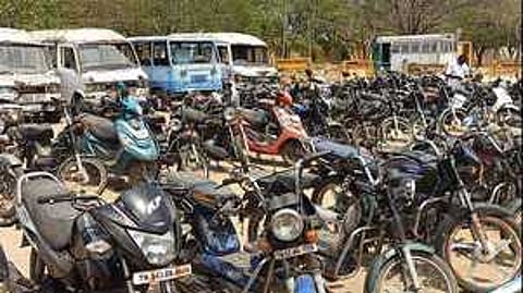 ஏலம் விடுவதற்காக வைக்கப்பட்டிருக்கும் வாகனங்கள்