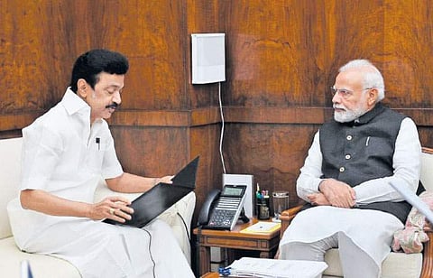 தில்லியில் பிரதமர் மோடியை வியாழக்கிழமை சந்தித்த தமிழக முதல்வர் மு.க. ஸ்டாலின்.