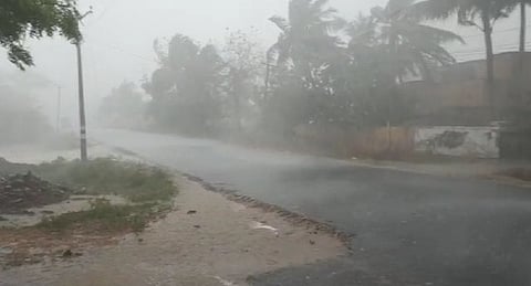 நாட்டின் ஒரு பக்கம் கனமழை; மறுபக்கம் அனல் கொளுத்தும்