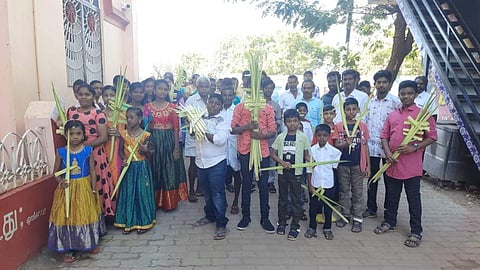 குருத்தோலை ஞாயிறையையொட்டி சிலுவைகளை கையில் ஏந்தி சென்ற பக்தர்கள்