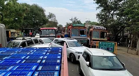 பண்ணாரி சோதனைச்சாவடி அருகே லாரி ஓட்டுனர்கள் போராட்டம்: போக்குவரத்து பாதிப்பு