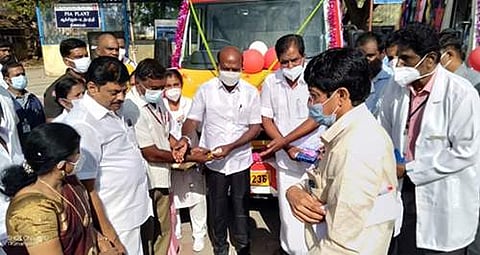 திருமங்கலம் அரசு மருத்துவமனையில் ரூ.20 லட்சம் மதிப்பில் 2 ஆம்புலன்ஸ் வாகனங்கள் சேவையை தொடங்கி வைத்த மக்கள் நல்வாழ்வுத் துறை அமைச்சர் சுப்பிரமணியம்.