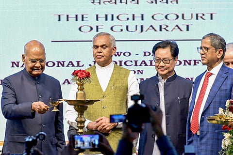 குஜராத் மாநிலம், நா்மதா மாவட்டத்தில் நடைபெற்ற மத்தியஸ்தம் மற்றும் தகவல் தொழில்நுட்பம் தொடா்பான மாநாட்டை குத்துவிளக்கு ஏற்றி தொடக்கிவைத்த குடியரசுத் தலைவா் ராம்நாத் கோவிந்த்.