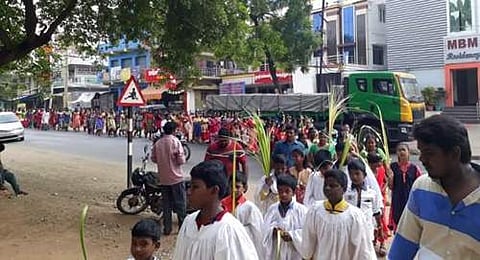 உசிலம்பட்டி: குருத்தோலை ஞாயிறையொட்டி சிலுவைகளை கையில் ஏந்தி சென்ற பக்தர்கள்