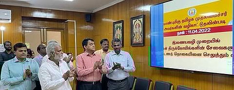 பக்தா்களுக்கு கட்டண சேவைகள் வழங்கும் திட்டத்தை சென்னை நுங்கம்பாக்கத்தில் உள்ள இந்து சமய அறநிலையத்துறை ஆணையா் அலுவலகத்தில் திங்கள்கிழமை தொடக்கி வைத்த அமைச்சா் பி.கே.சேகா்பாபு.