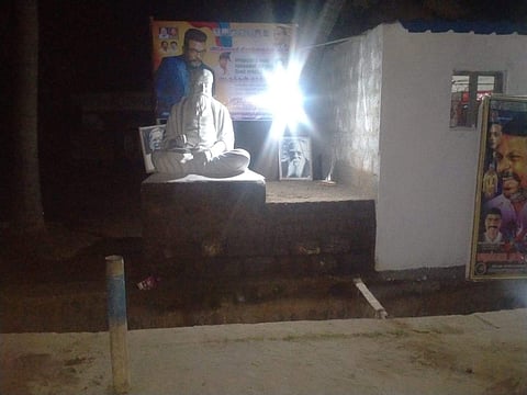தம்மம்பட்டி அருகே அனுமதியின்றி வைத்த பெரியார் சிலை நள்ளிரவில் அகற்றம்
