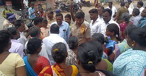 ஊரக வேலை உறுதித் திட்டத் தொழிலாளா்கள் சாலை மறியல்