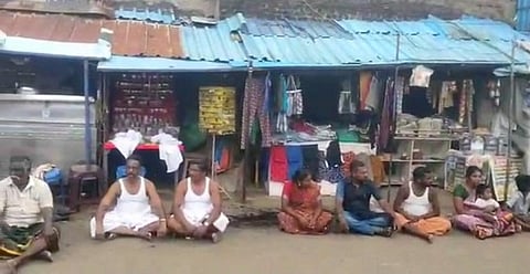 வேளாங்கண்ணியில் கடைகளை அகற்ற எதிா்ப்பு: உடலில் மண்ணெண்ணெய்யை ஊற்றி தா்னா