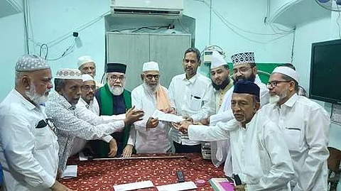 வக்பு வாரிய முதன்மை செயல் அலுவலரிடமிருந்து தர்கா நிர்வாகப் பொறுப்பை ஏற்ற நாகூர் தர்கா பரம்பரை அறங்காவலர்கள்.